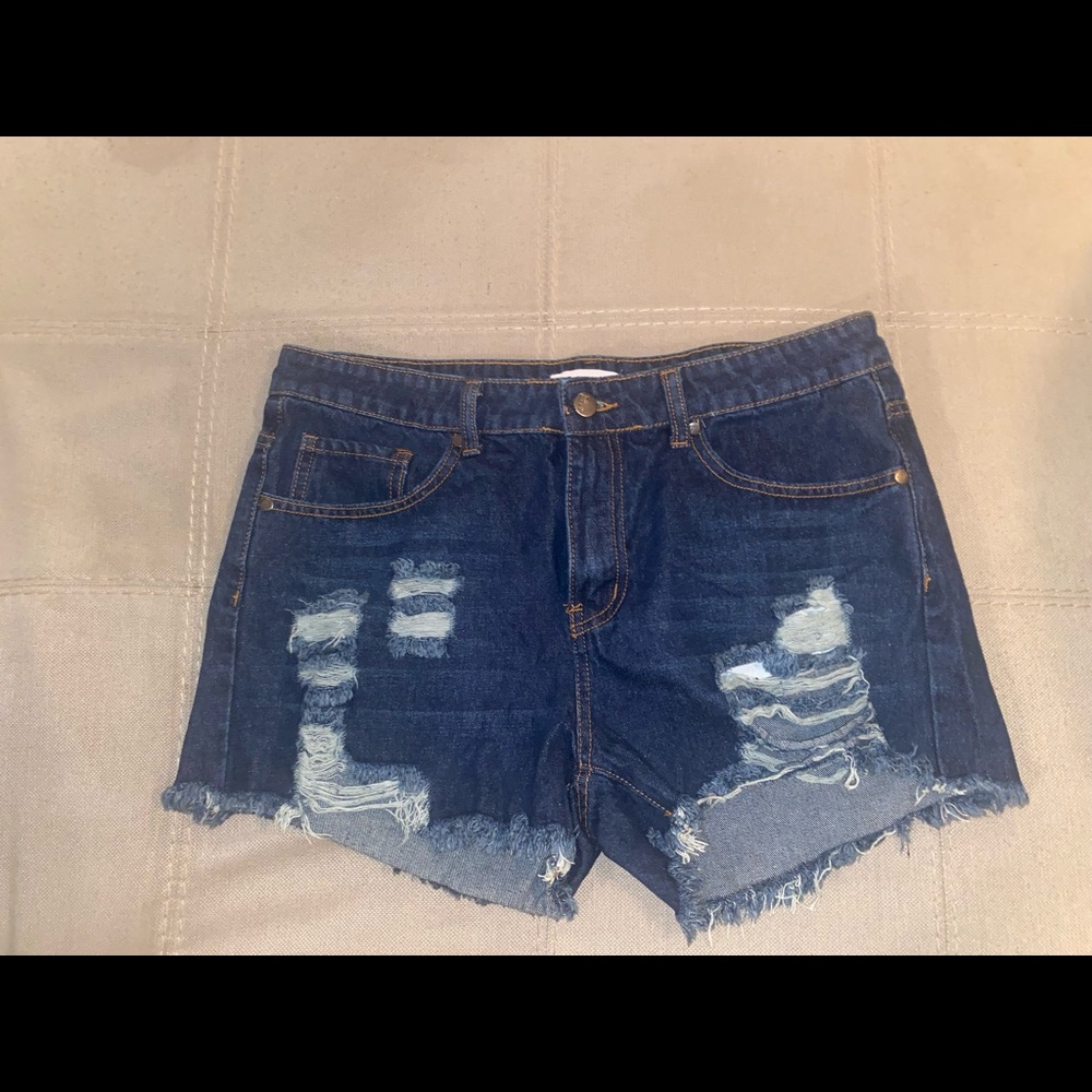 BETWEEN US MEDIUM WASH DISTRESSED JEAN SHORTS